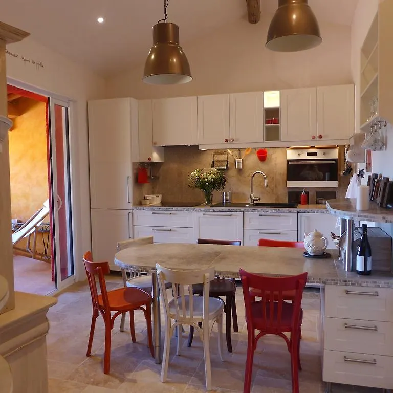 Maison D'Hotes Une Hirondelle En Provence Roussillon en Isere